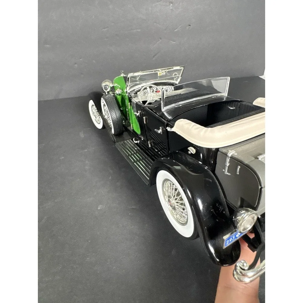 1934 Duesenberg Convertible Green Black 1:18 Signature Models Diecast Car